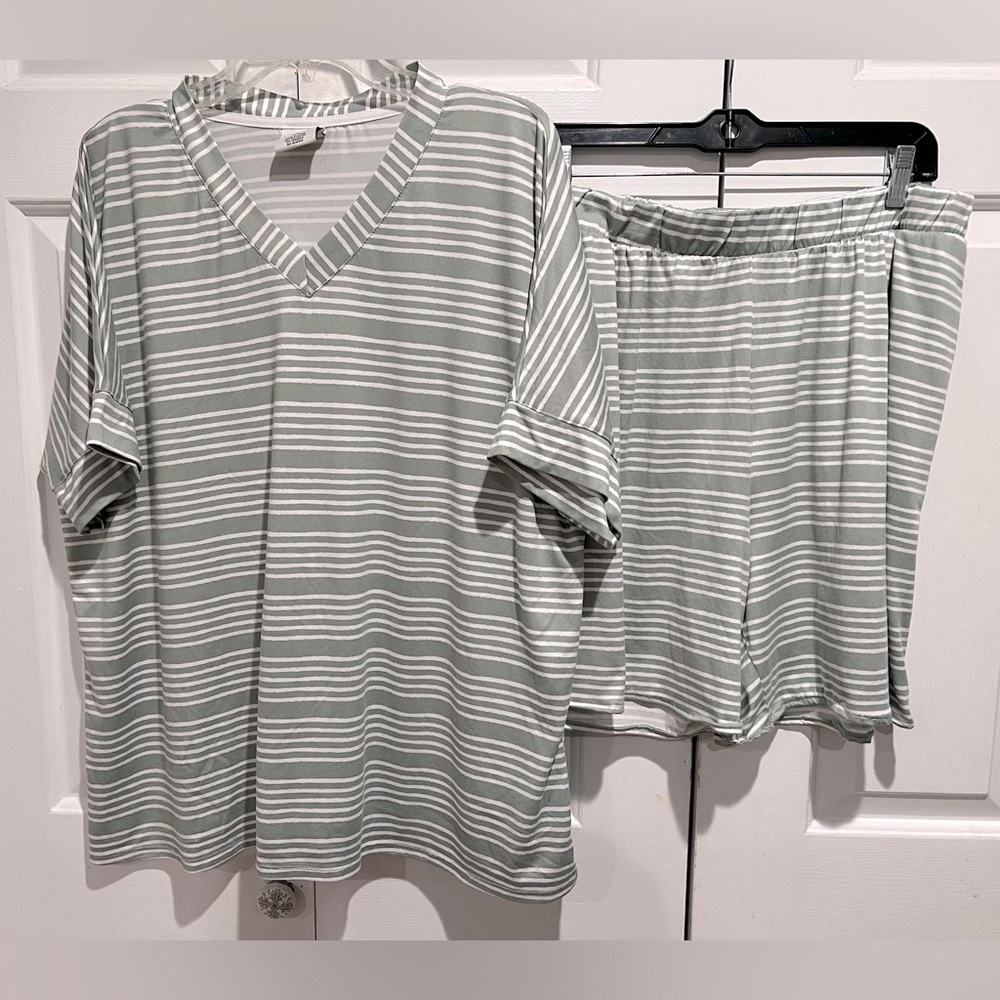 2 Pc Set 🤍💚 Green & White Striped Lounge Set- Shorts w Pockets & Short Sleeves